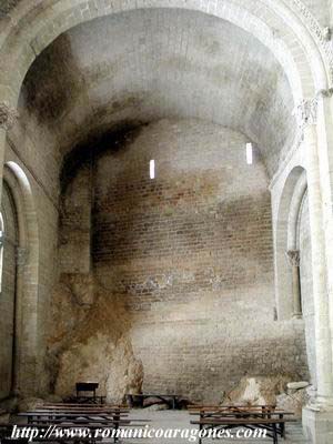 VISTA DE LA NAVE DESDE EL BSIDE. AL FONDO EL MURO DEL CASTILLO PRIMITIVO, LA CIERRA A PONIENTE